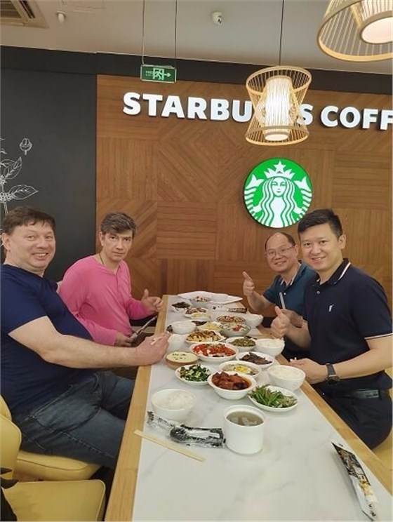 與客戶進(jìn)行簡單的午餐。.jpg